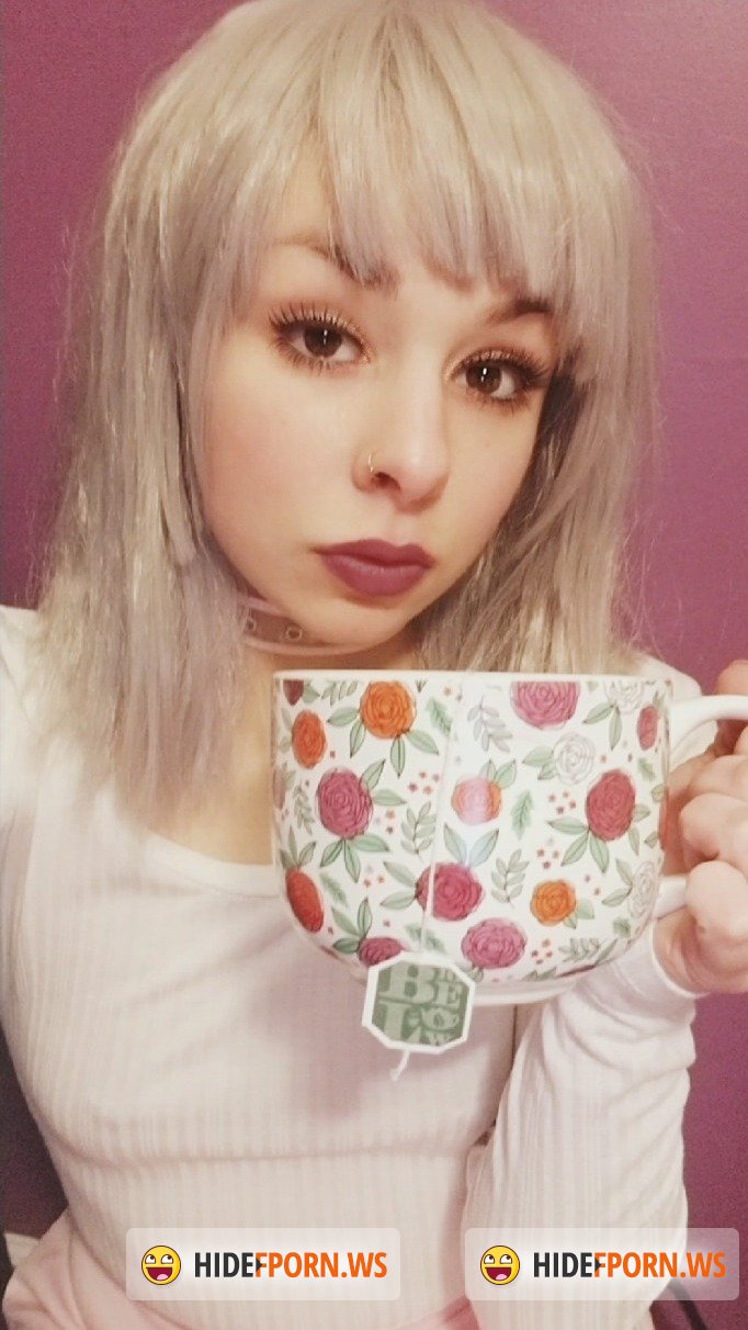 Manyvids.com - VixenMoon (aka VixenxMoon) - Playing with My Huge Gaping Holes at Night [SD 540p]