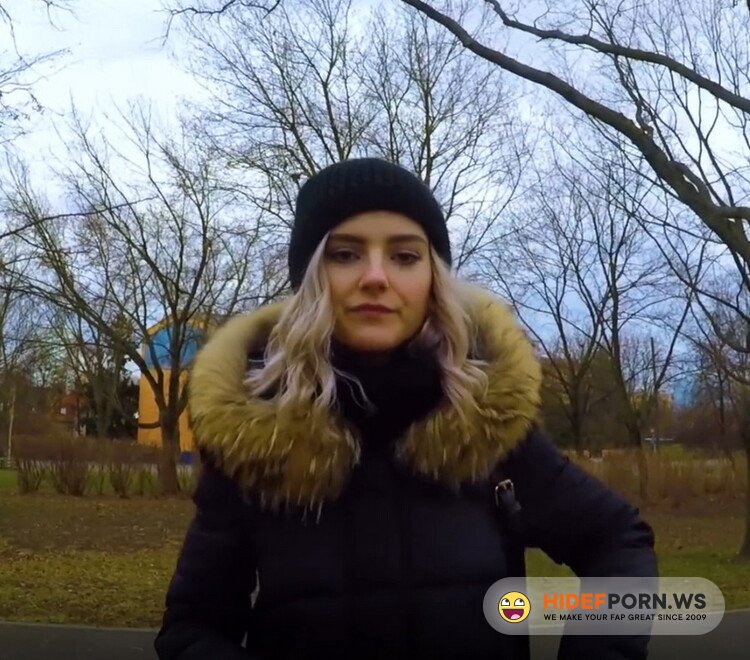 EvaElfie.com - Eva Elfie - Cute Teen Swallows Cum for Cash - Public Blowjob in the Park [FullHD 1080p]