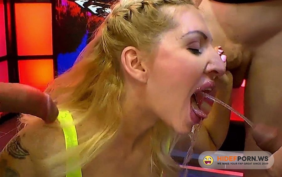JTPron - Bonnie Bee, Leona - Piss Gang-Bang For A Hottie [2020/HD]