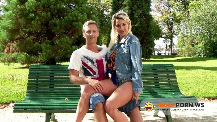 JacquieEtMichelTV.net/Indecentes-Voisines.com - Sienna - Sienna, 27ans, visite Paris! [FullHD 1080p]