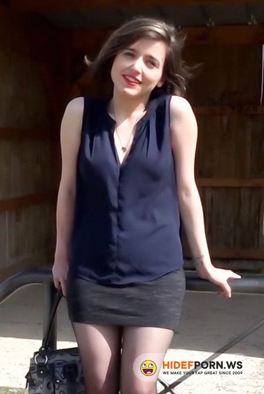 JacquieEtMichelTV.net/Indecentes-Voisines.com - Elena - Elena, 19ans, reprendrait bien une double [FullHD 1080p]
