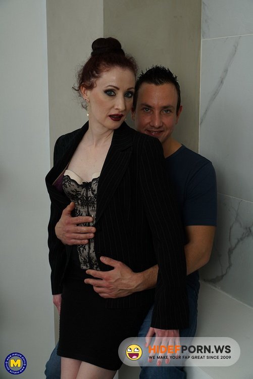 Mature.nl/Mature.eu - Scarlet (EU) (43) - British housewife Scarlet fucking and sucking [FullHD 1080p]