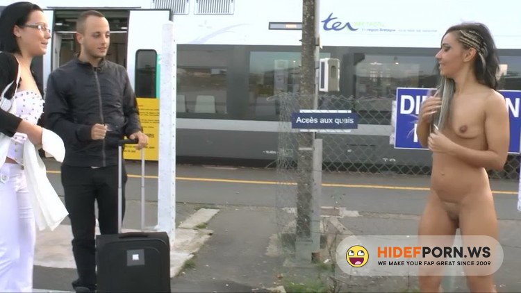 LaFRANCEaPoil.com - Gwenanie - Gwenanie, venue de Paris, se deniche une queue en pleine gare! [FullHD 1080p]