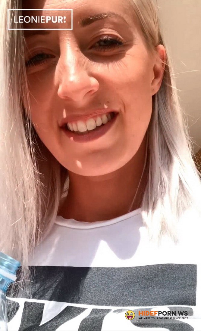 MyHobby.com - Leonie-pur - WTF total notgeil Im Garten heimlich zum Orgasmus gefingert [UltraHD 2K 1980p]