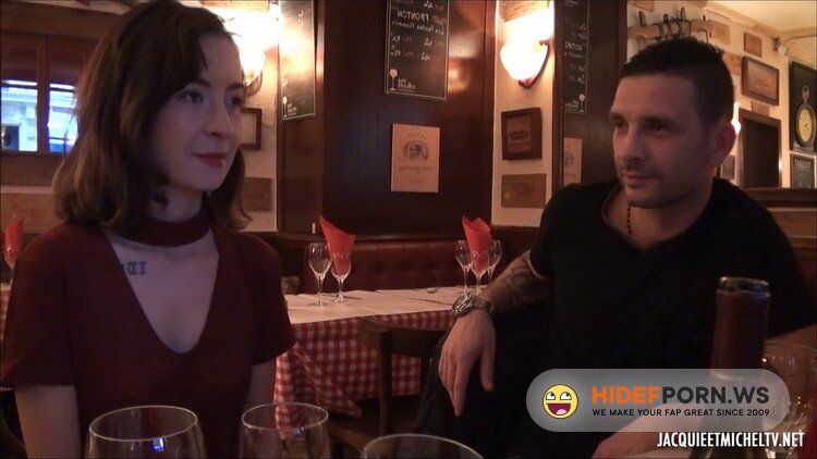 JacquieEtMichelTV.net/Indecentes-Voisines.com - Julie - Julie, 21ans, serveuse dans un restaurant italien! [FullHD 1080p]