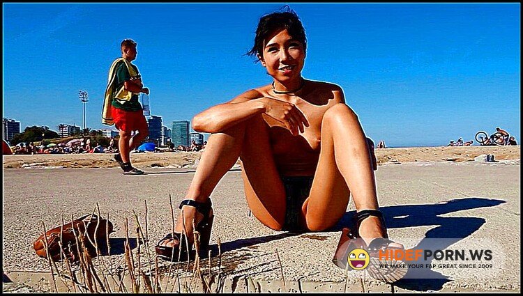 ManyVids.com - Littlesubgirl - Walk Naked & Squirt Infront of Strangers [FullHD 1080p]