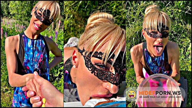 Onlyfans/Modelhub - Saliva Bunny - I want you to pee in my mouth - a thirsty jogger performs a blowjob in public park [FullHD 1080p]