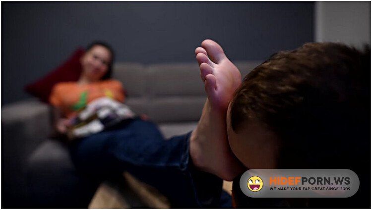 Awoken by her smelly feet [FullHD 1080p]