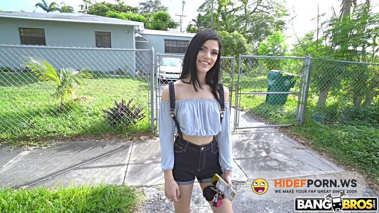 BangBus / BangBros - Sadie Blake (College Student And Her Fat Pussy Ride / 06.12.2017) [Full HD 1080p]