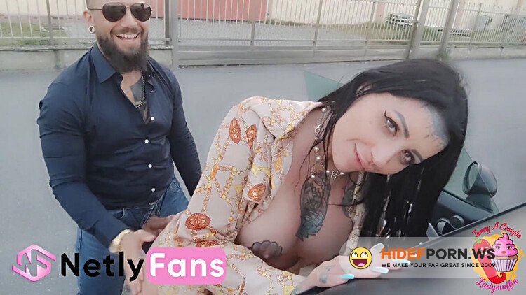 PornHub - Scopa Sorellastra In Strada e Lei Squirta Tutta La Strada [FullHD 1080p]