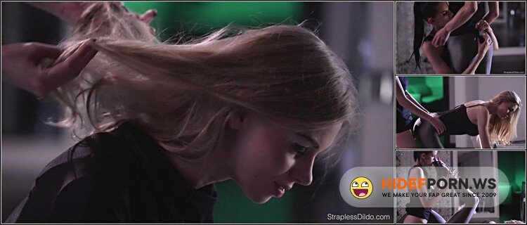 StraplessDildo/Straplez - Mia Opens Her Present Mia Scarlett [FullHD 1080p]