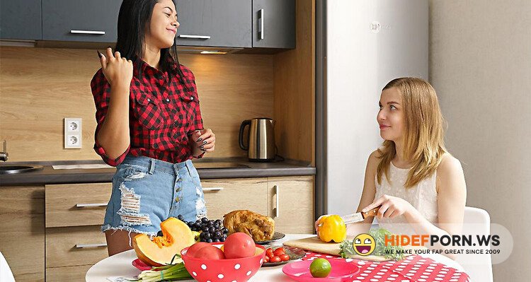 ClubSweethearts.com / ClubSeventeen.com - Olivia Cassi, Lana Broks - Stuffing Pussy For Thanksgiving [FullHD 1080p]