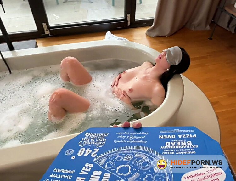 - Pizzabud Slikkede Vad Fisse. Cutie Spiste Kurerens Sperm - Eva Soda [FullHD 1080p]