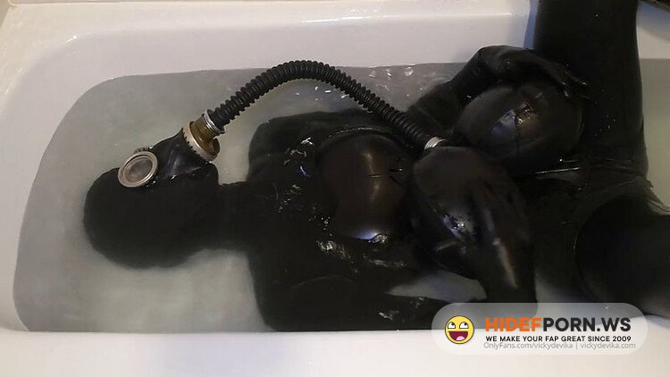 Onlyfans - Vickydevika - Gas Mask And Rebreather Bags Underwater Part 1 Of 2 [HD 720p]