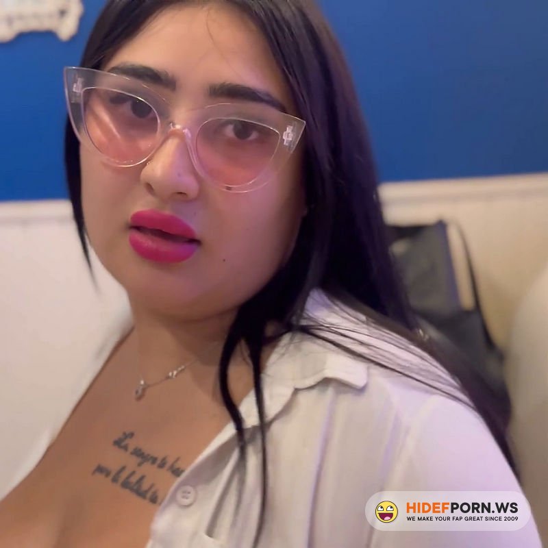 Onlyfans - ABOGADA HOT Juega Con Su CONO Mientras Espera a Su CLIENTE Niquuiok [FullHD 1080p]